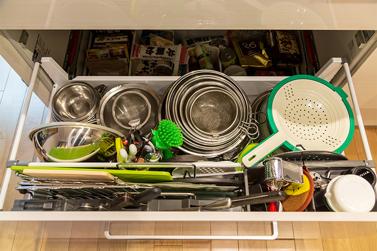 写真：たくさんの種類の調理道具を収納している様子