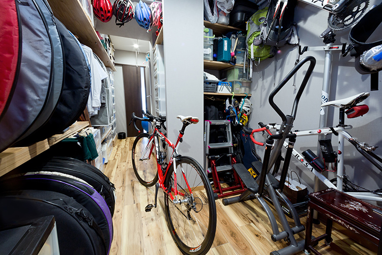 写真：壁面、天井などを有効に活用して収納された自転車やパーツ類