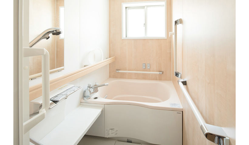 物件全体 タイル貼りで寒かったお風呂をバリアフリー化 お風呂も洗面室もあたたかくなったので 安心して入浴を楽しめるようになりました リフォーム事例1000 Panasonic