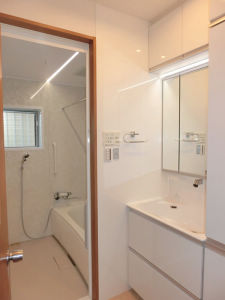 洗面 必要な収納を揃えてすっきり片づく洗面台 リフォーム事例1000 Panasonic