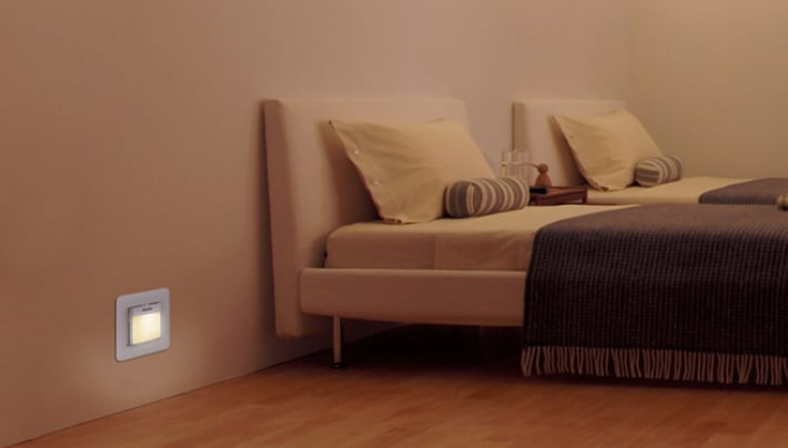 夜中の地震に慌てない。普段は暗くなると点灯。コンセントから外せば携帯電灯に。「明るさセンサ付きホーム保安灯」