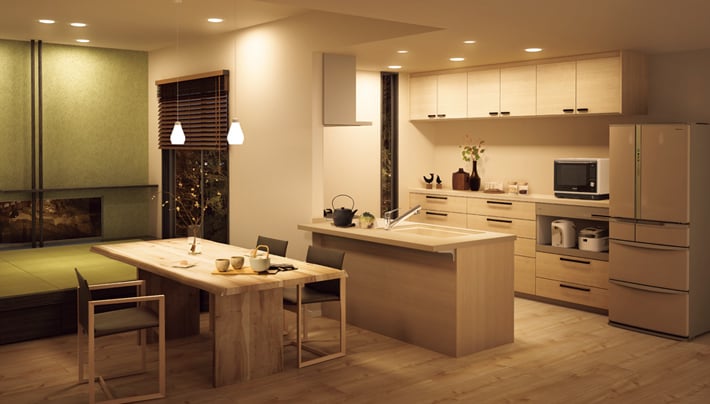 物を減らして整理し、置く場所と高さ、動線、使用頻度を考えた機能的なキッチン収納。