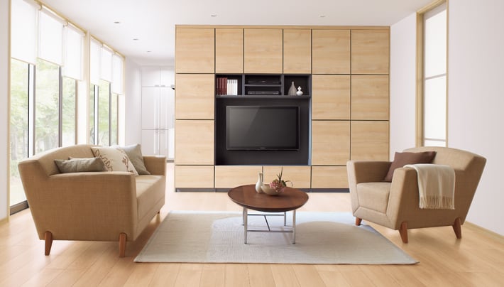 モノであふれがちなリビングに、壁面いっぱいの大容量収納を設置してすっきりと。配線がゴチャゴチャになりやすいTVまわりの機器も美しく収まります。