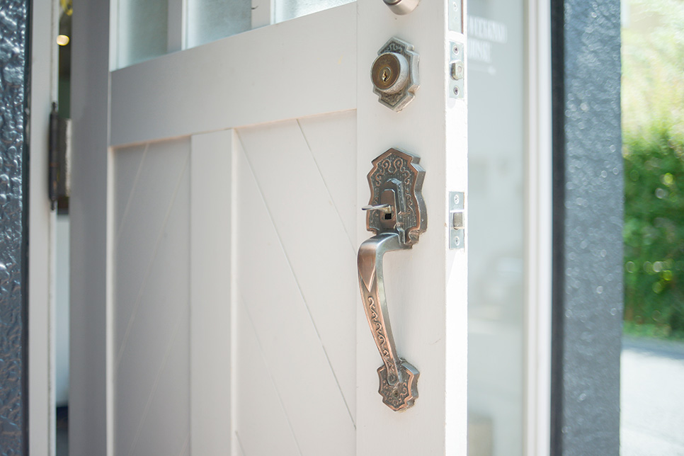 お祖母さまの家の玄関ドアを生かしたオフィス入口②