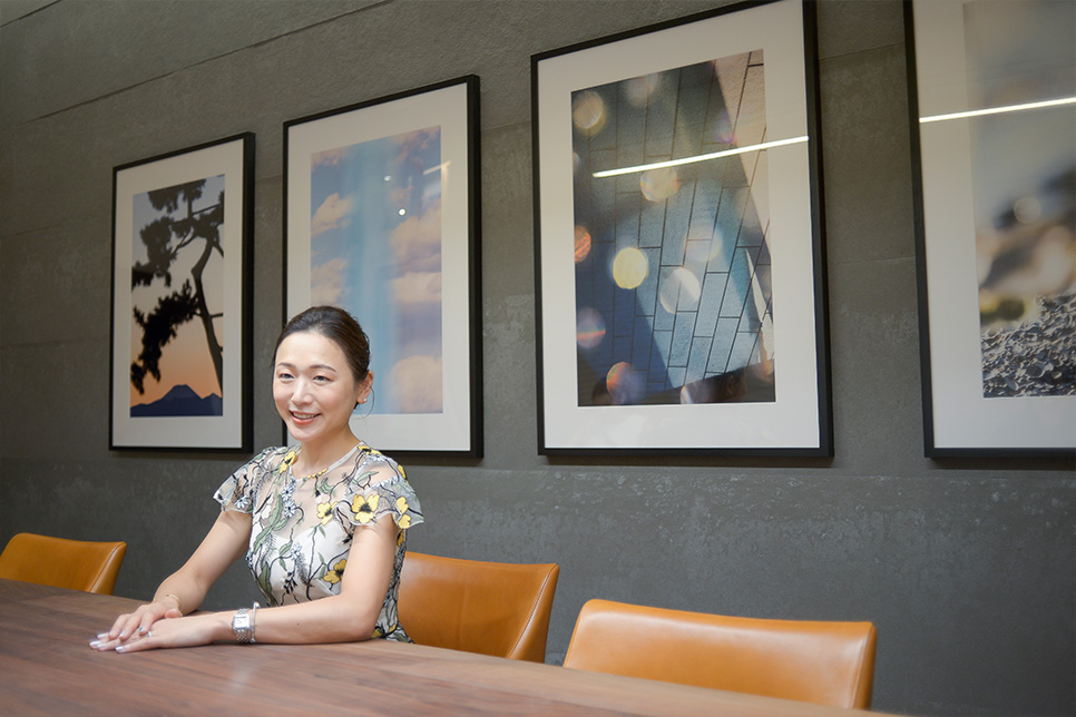 インタビューに答える黒沢さん①