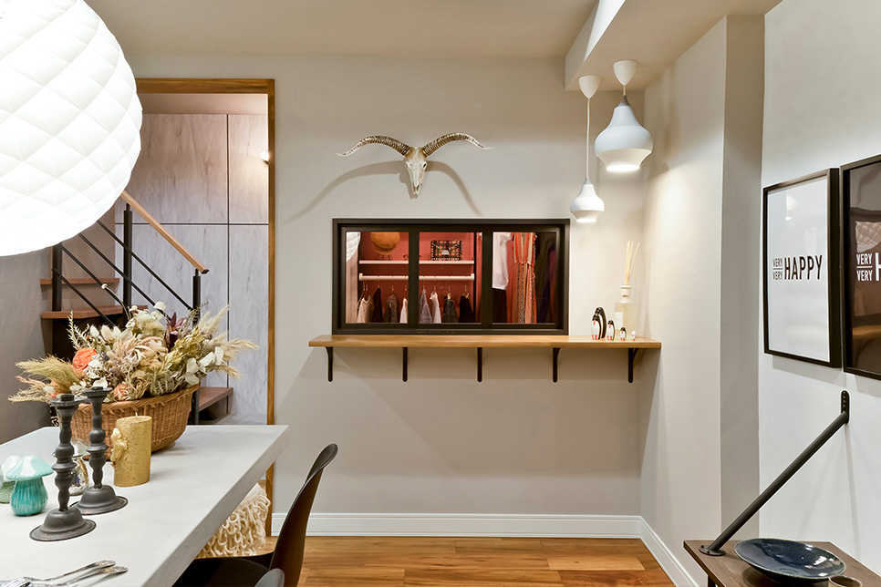 ダイニングルームと隣り合うウォークインクローゼット①