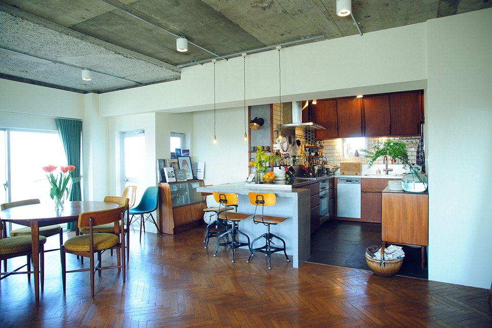 2方向にある大きな窓からたっぷりと自然光がさし込むLDK