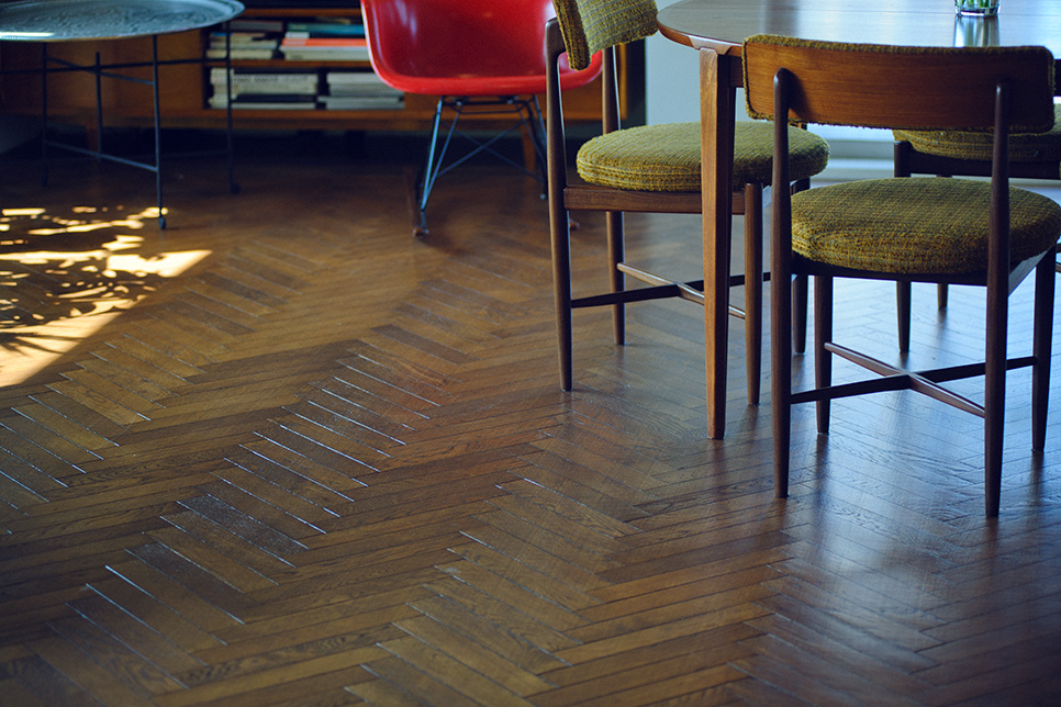 ヘリンボーン貼りの床