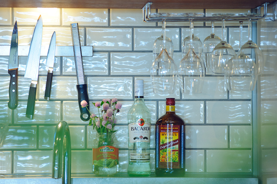 ナイフ類はマグネット式のナイフラックで壁面に収納