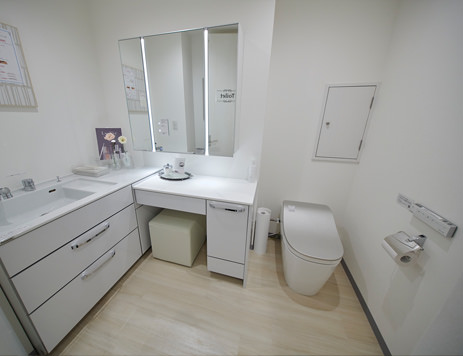 無機質だったトイレ空間が家具のような洗面とトイレに！