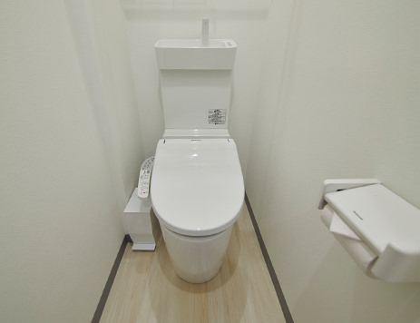 スタッフのためにコンパクトな空間に合うトイレを。