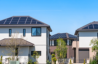戸建て住宅に『太陽光発電』を導入の際、知っておきたいメリット、有効活用するためのポイントをご紹介